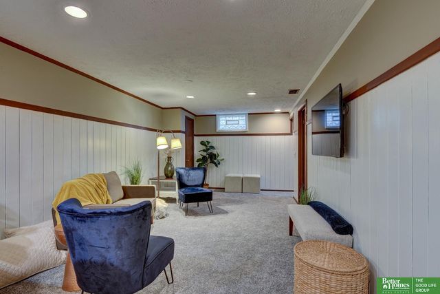 9059 valley Street, Omaha, NE 68124