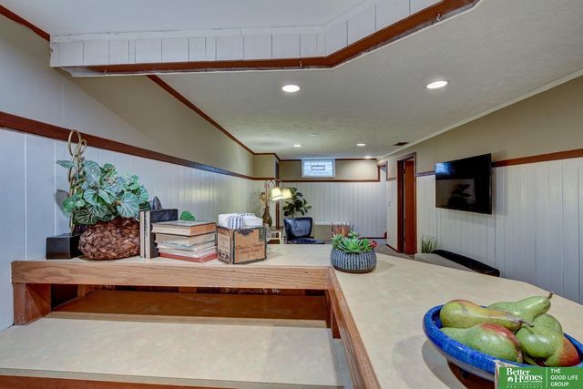 9059 valley Street, Omaha, NE 68124