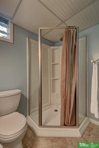 9059 valley Street, Omaha, NE 68124