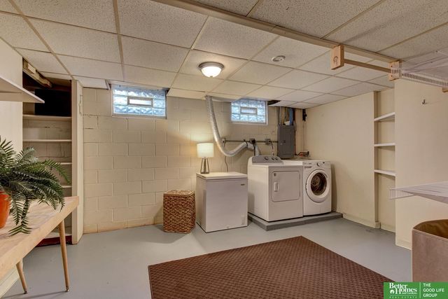 9059 valley Street, Omaha, NE 68124