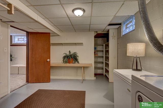 9059 valley Street, Omaha, NE 68124