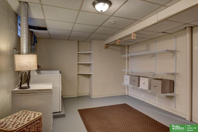 9059 valley Street, Omaha, NE 68124