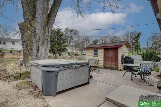 9059 valley Street, Omaha, NE 68124