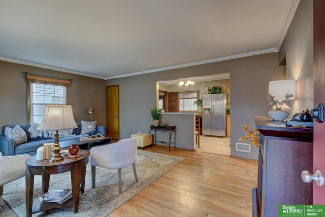 9059 valley Street, Omaha, NE 68124