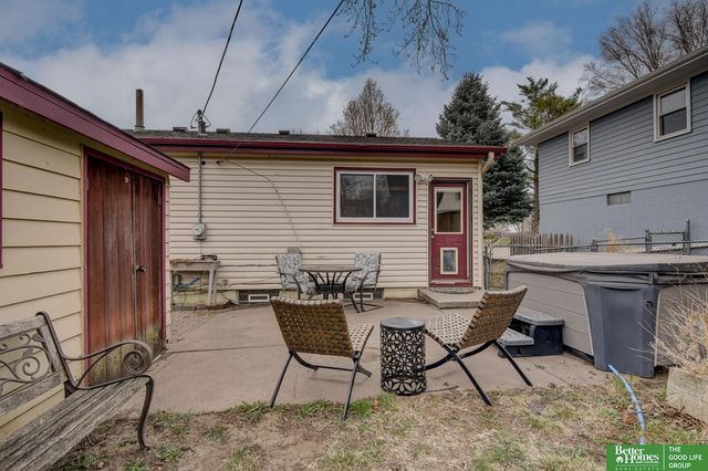 9059 valley Street, Omaha, NE 68124