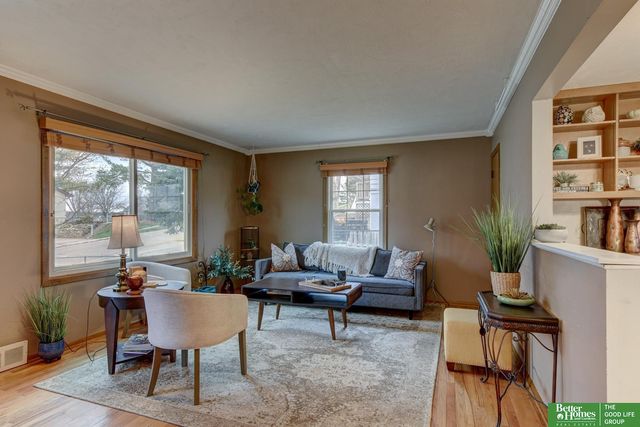 9059 valley Street, Omaha, NE 68124