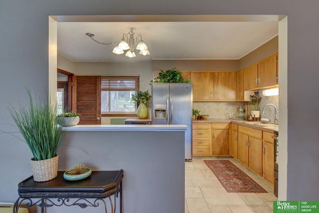 9059 valley Street, Omaha, NE 68124