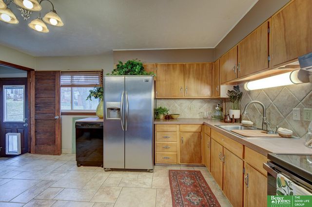 9059 valley Street, Omaha, NE 68124