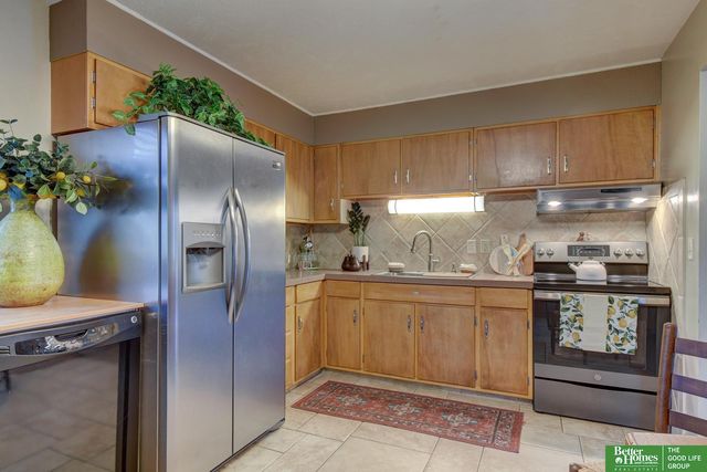 9059 valley Street, Omaha, NE 68124