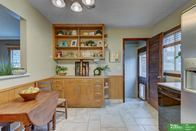 9059 valley Street, Omaha, NE 68124