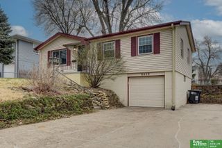 9059 valley Street, Omaha, NE 68124