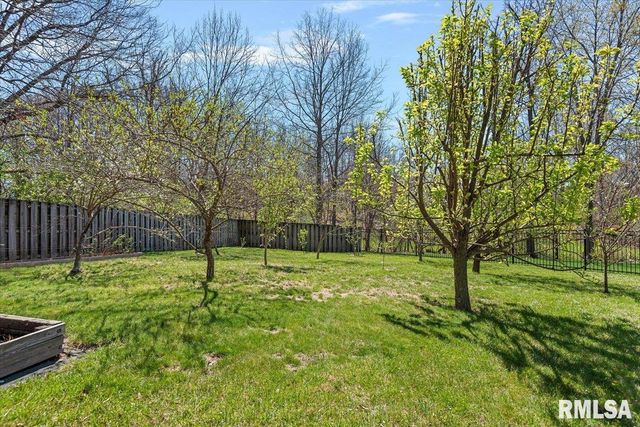 2333 Waterbury Pond Court, Springfield, IL 62711