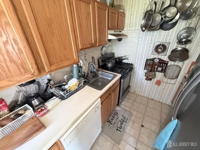 18 Brandywine Road, Fords, NJ 08863