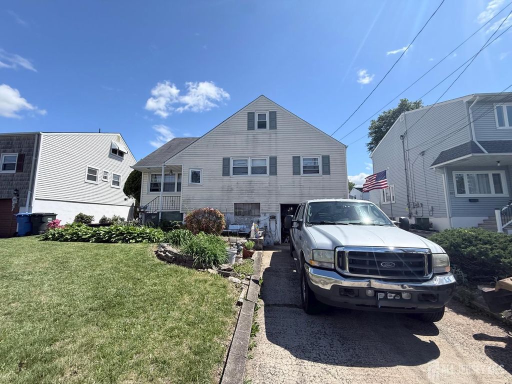18 Brandywine Road, Fords, NJ 08863