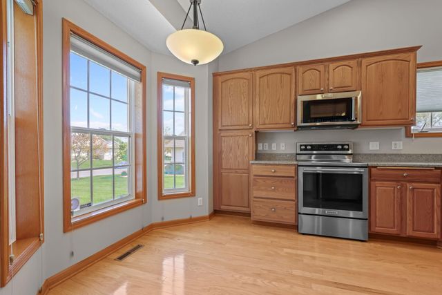 551 Holly Lane N, Oakdale, MN 55128