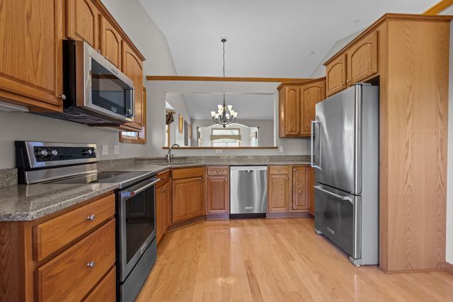 551 Holly Lane N, Oakdale, MN 55128