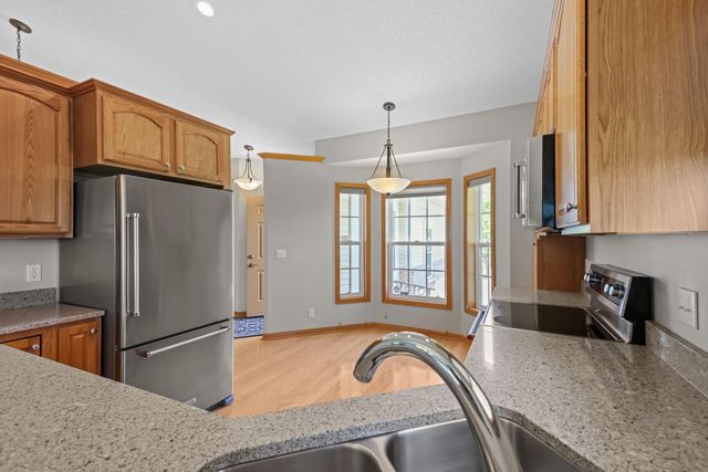 551 Holly Lane N, Oakdale, MN 55128