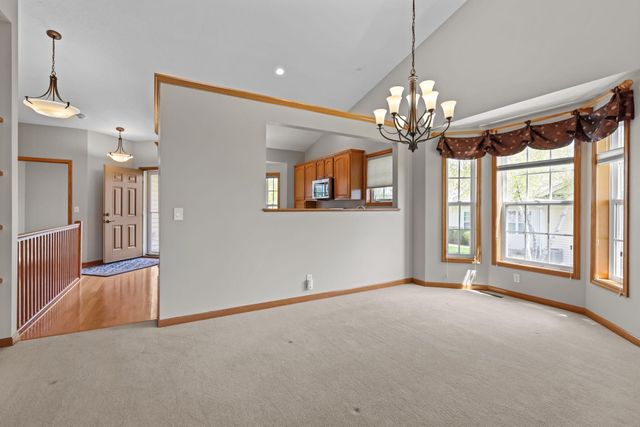 551 Holly Lane N, Oakdale, MN 55128