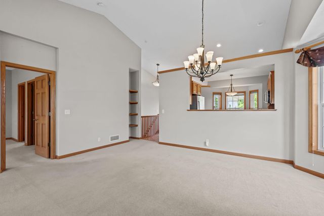 551 Holly Lane N, Oakdale, MN 55128