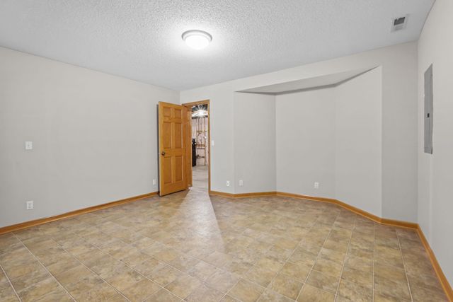 551 Holly Lane N, Oakdale, MN 55128