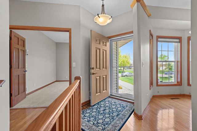 551 Holly Lane N, Oakdale, MN 55128