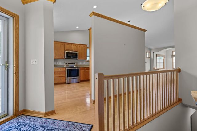 551 Holly Lane N, Oakdale, MN 55128