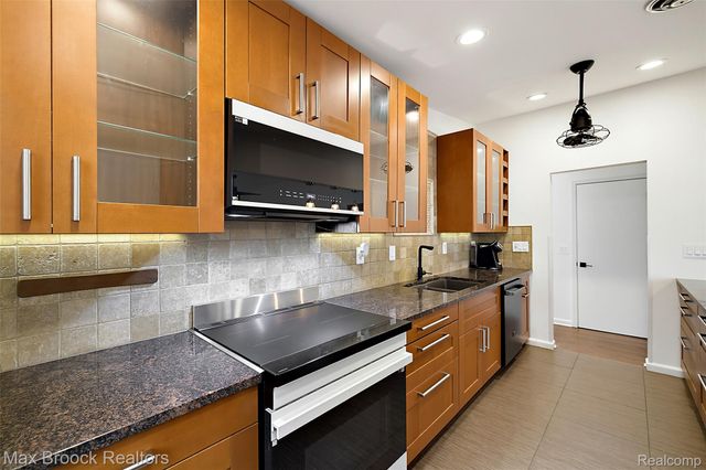 1411 W Farnum Avenue, Royal Oak, MI 48067