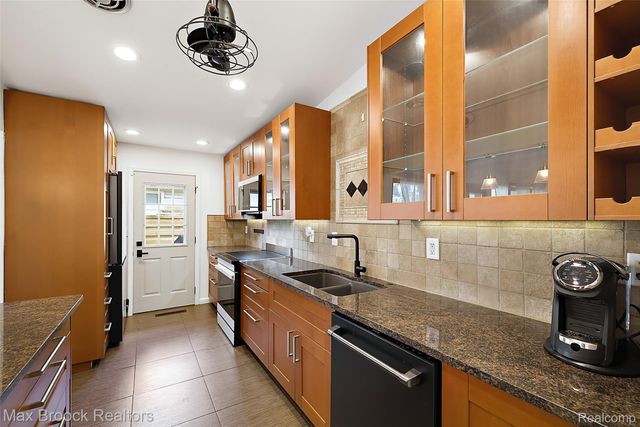 1411 W Farnum Avenue, Royal Oak, MI 48067