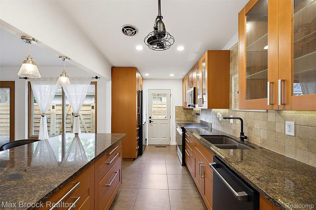 1411 W Farnum Avenue, Royal Oak, MI 48067