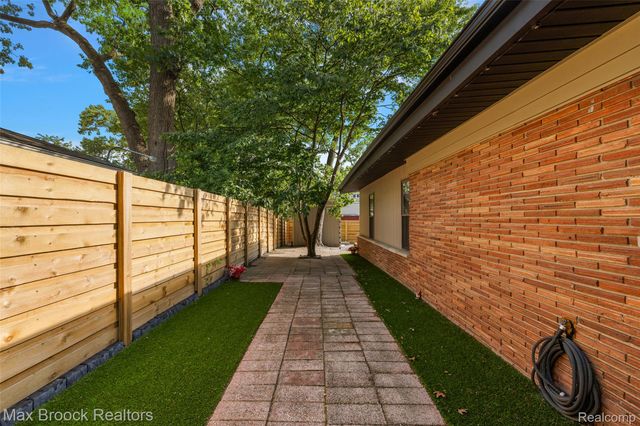 1411 W Farnum Avenue, Royal Oak, MI 48067