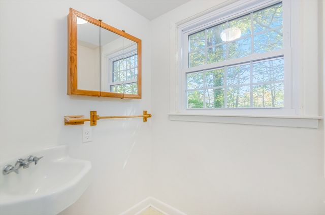 11 Captains Ln, Mattapoisett, MA 02739