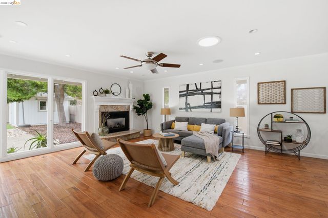 8170 Surrey Ln, Oakland, CA 94605