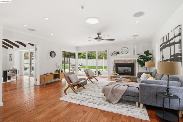 8170 Surrey Ln, Oakland, CA 94605