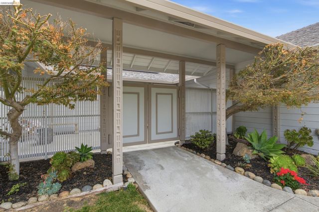 8170 Surrey Ln, Oakland, CA 94605