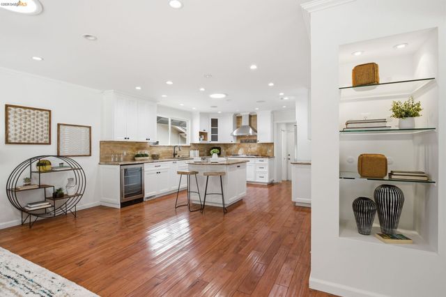 8170 Surrey Ln, Oakland, CA 94605