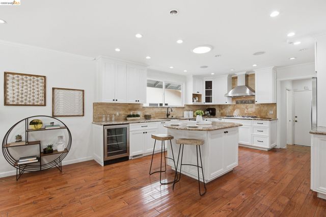 8170 Surrey Ln, Oakland, CA 94605