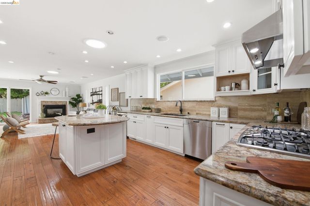 8170 Surrey Ln, Oakland, CA 94605