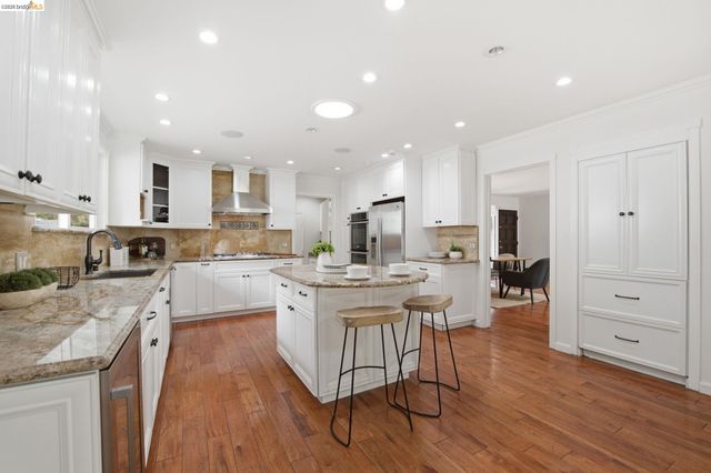 8170 Surrey Ln, Oakland, CA 94605