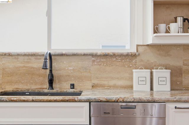 8170 Surrey Ln, Oakland, CA 94605