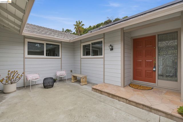8170 Surrey Ln, Oakland, CA 94605