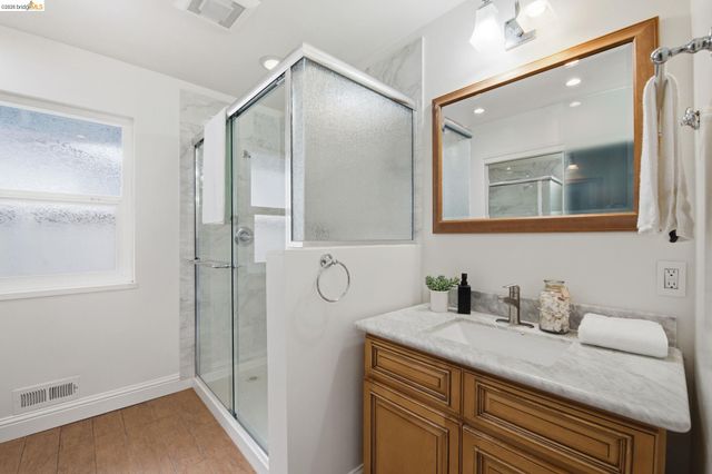 8170 Surrey Ln, Oakland, CA 94605