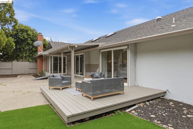 8170 Surrey Ln, Oakland, CA 94605