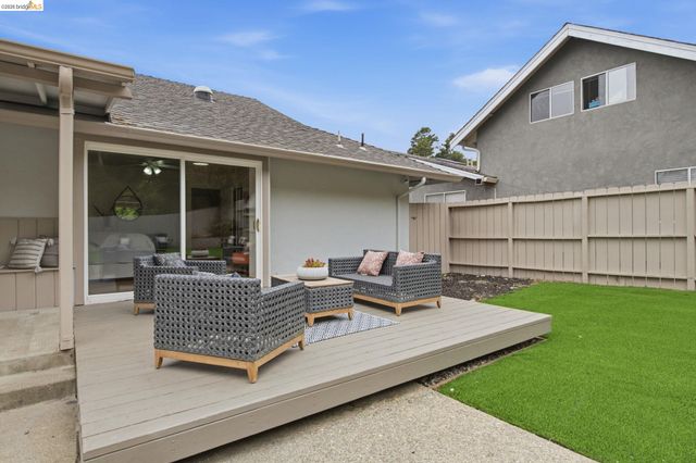 8170 Surrey Ln, Oakland, CA 94605