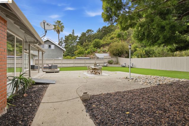 8170 Surrey Ln, Oakland, CA 94605