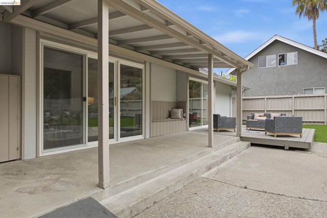 8170 Surrey Ln, Oakland, CA 94605