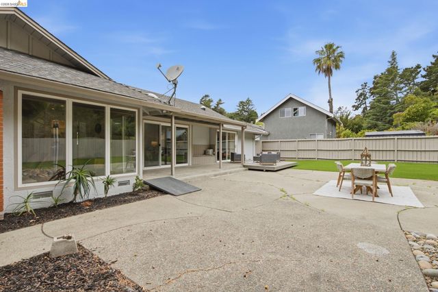 8170 Surrey Ln, Oakland, CA 94605