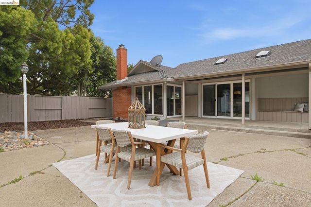 8170 Surrey Ln, Oakland, CA 94605