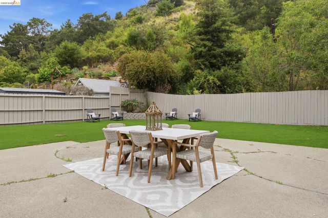 8170 Surrey Ln, Oakland, CA 94605