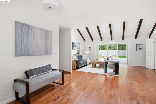 8170 Surrey Ln, Oakland, CA 94605