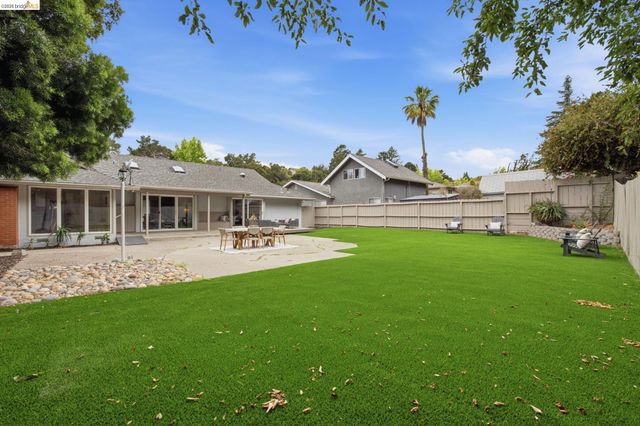 8170 Surrey Ln, Oakland, CA 94605